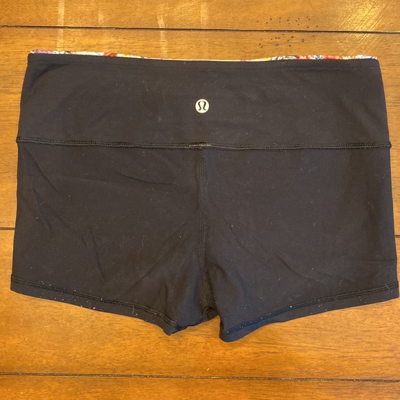 Short lululemon workout shorts - Picture 3 of 5